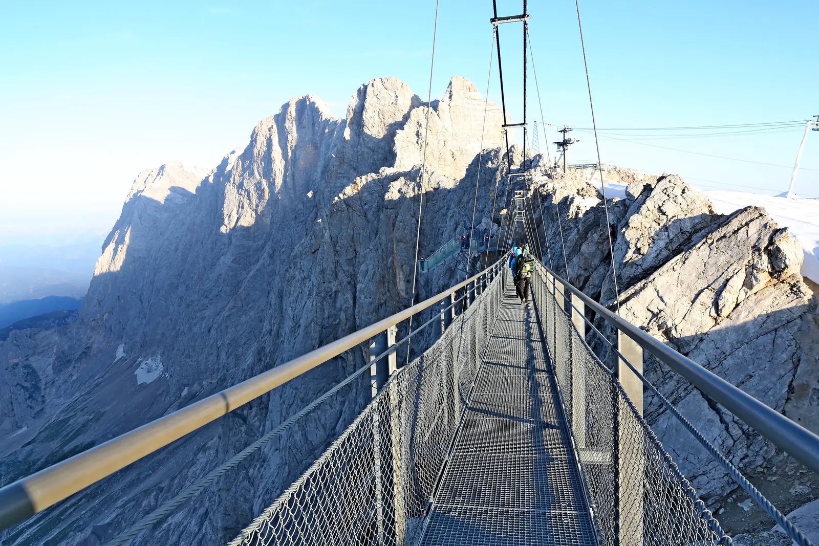 Hängebrücke am Dachstein vor der Felswand