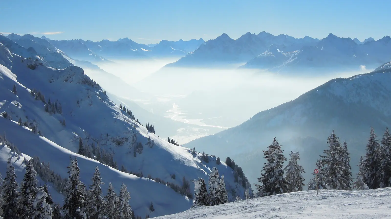 Gestaffelte Bergketten im Dunst über dem Lechtal
