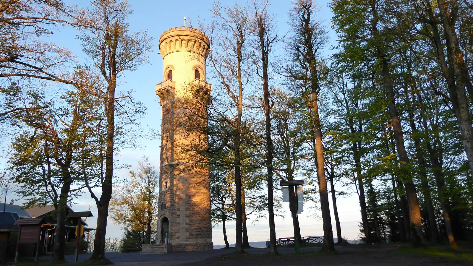 Steinerner Kickelhahnturm bei Ilmenau im Abendlicht